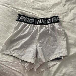 Nike pro 2-in-1